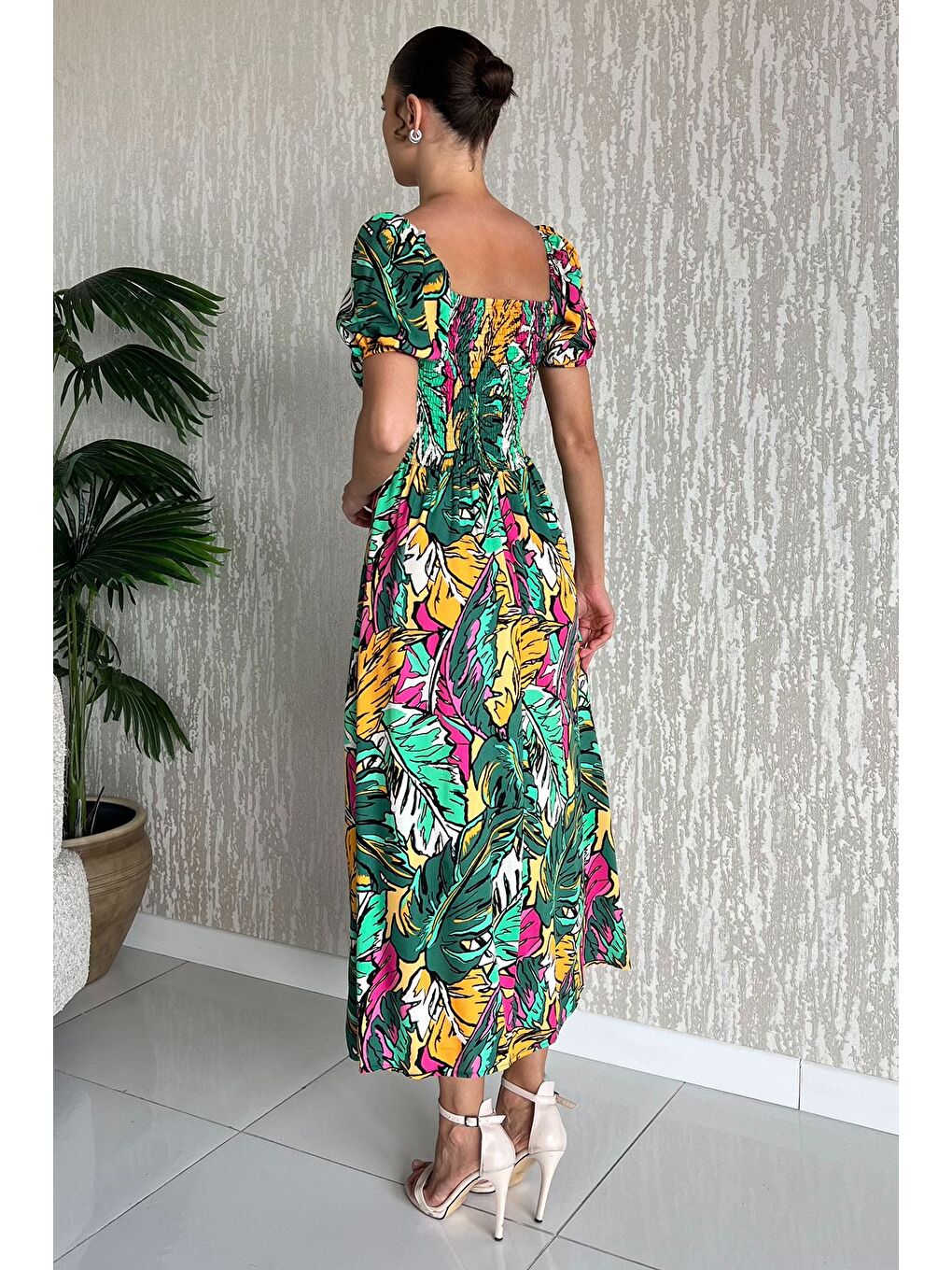 Yeşil Kadın Sırt Lastikli Ön Bağlama Detaylı Desenli Yırtmaçlı Viskon Elbise-2