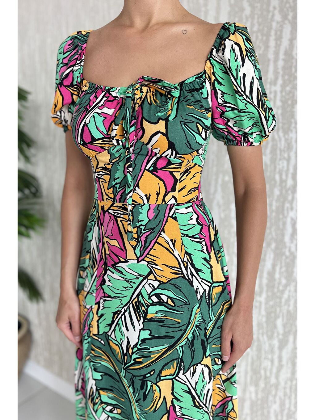 Yeşil Kadın Sırt Lastikli Ön Bağlama Detaylı Desenli Yırtmaçlı Viskon Elbise-3