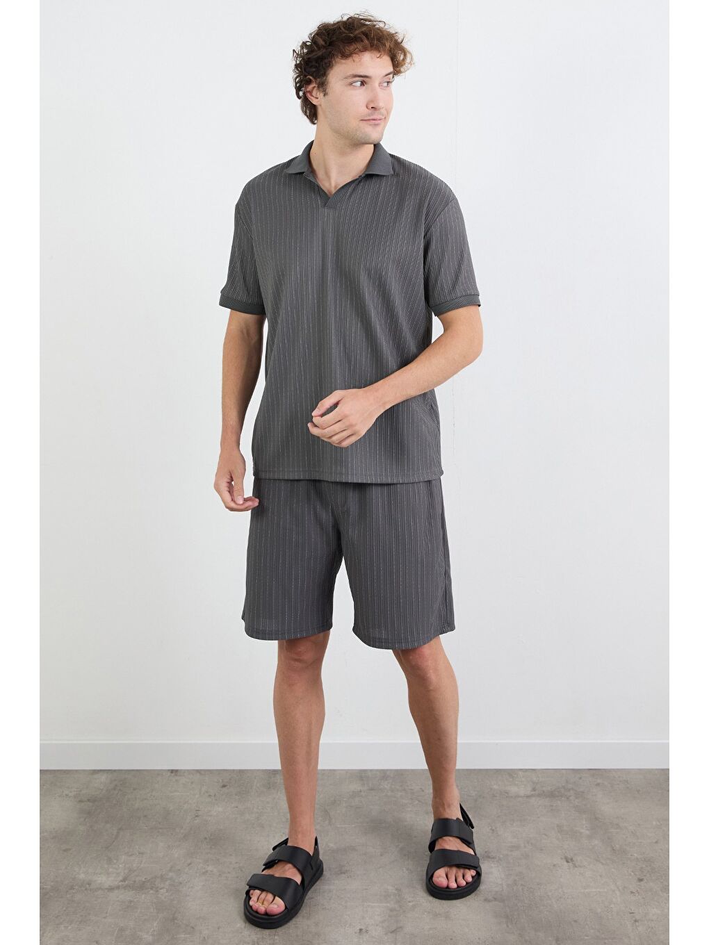 Gri Çizgili Jakarlı Şort