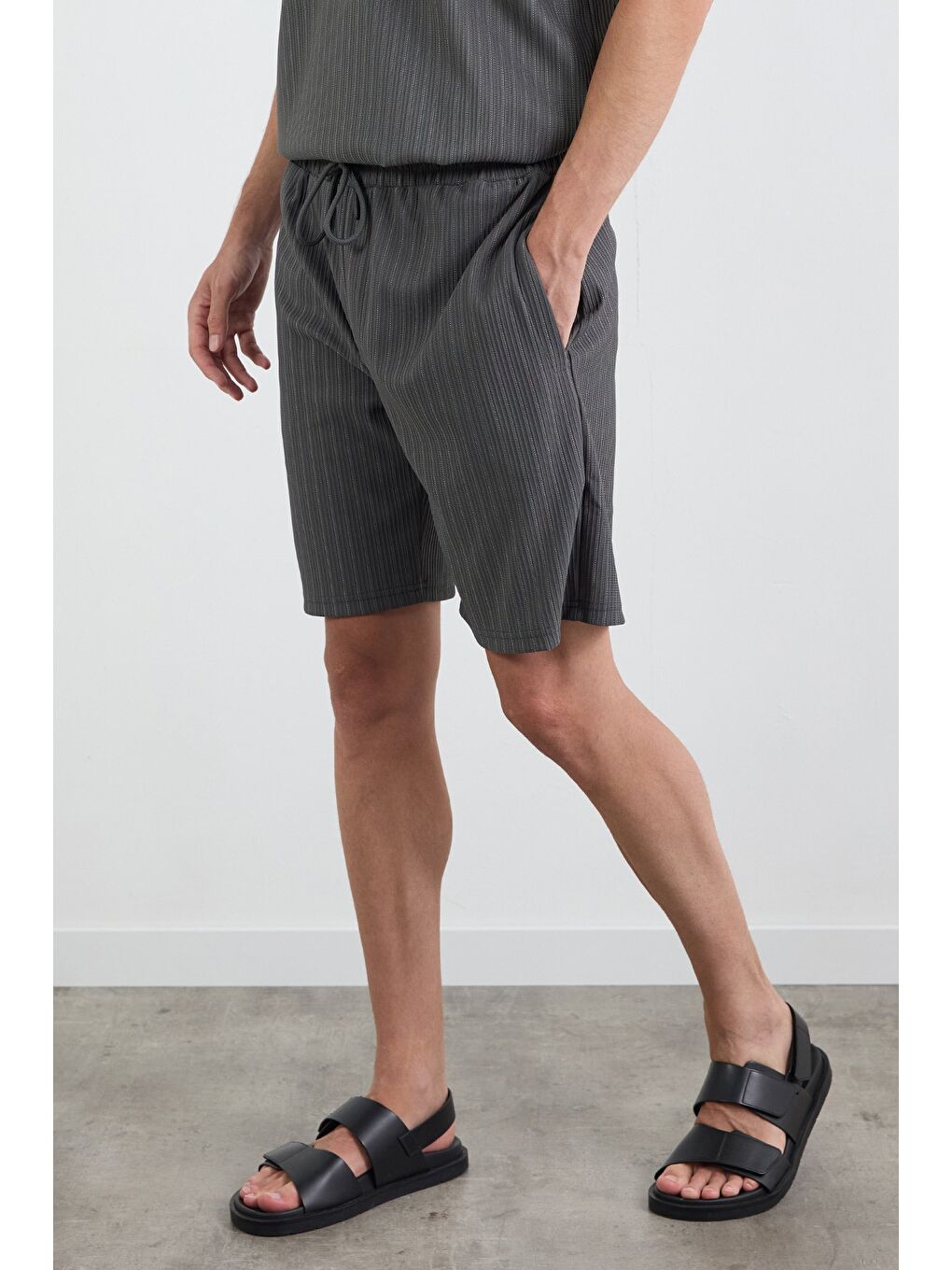 Gri Çizgili Jakarlı Şort-1