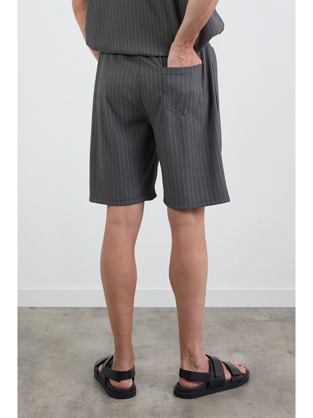 Gri Çizgili Jakarlı Şort-3