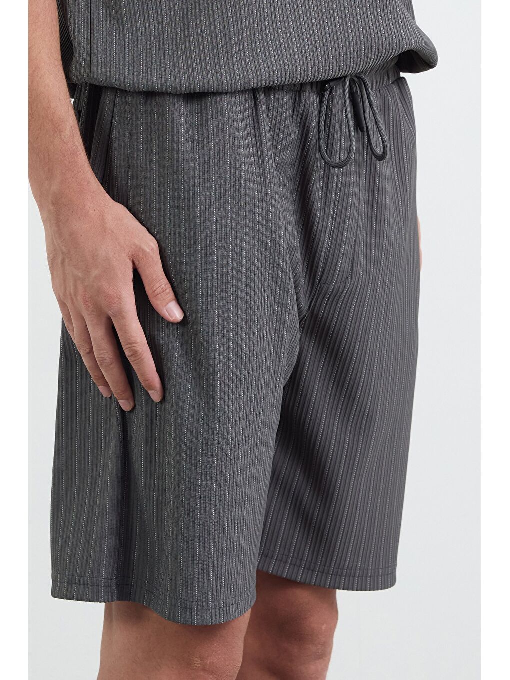 Gri Çizgili Jakarlı Şort-4