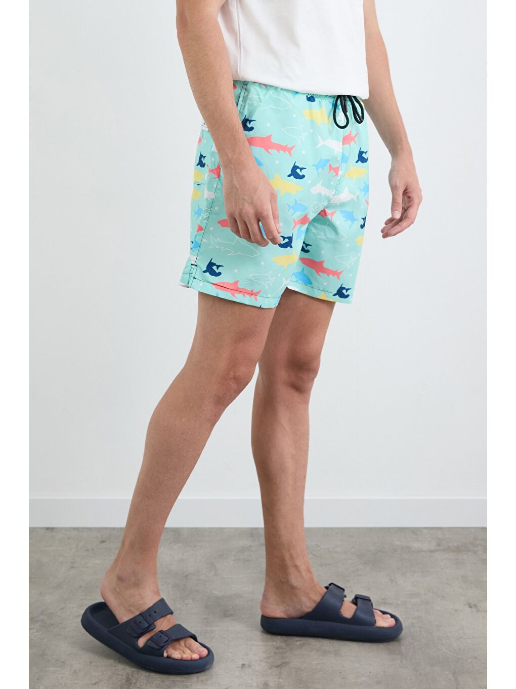 Turkuaz Çizgi Baskılı Cepli Deniz Şortu-2