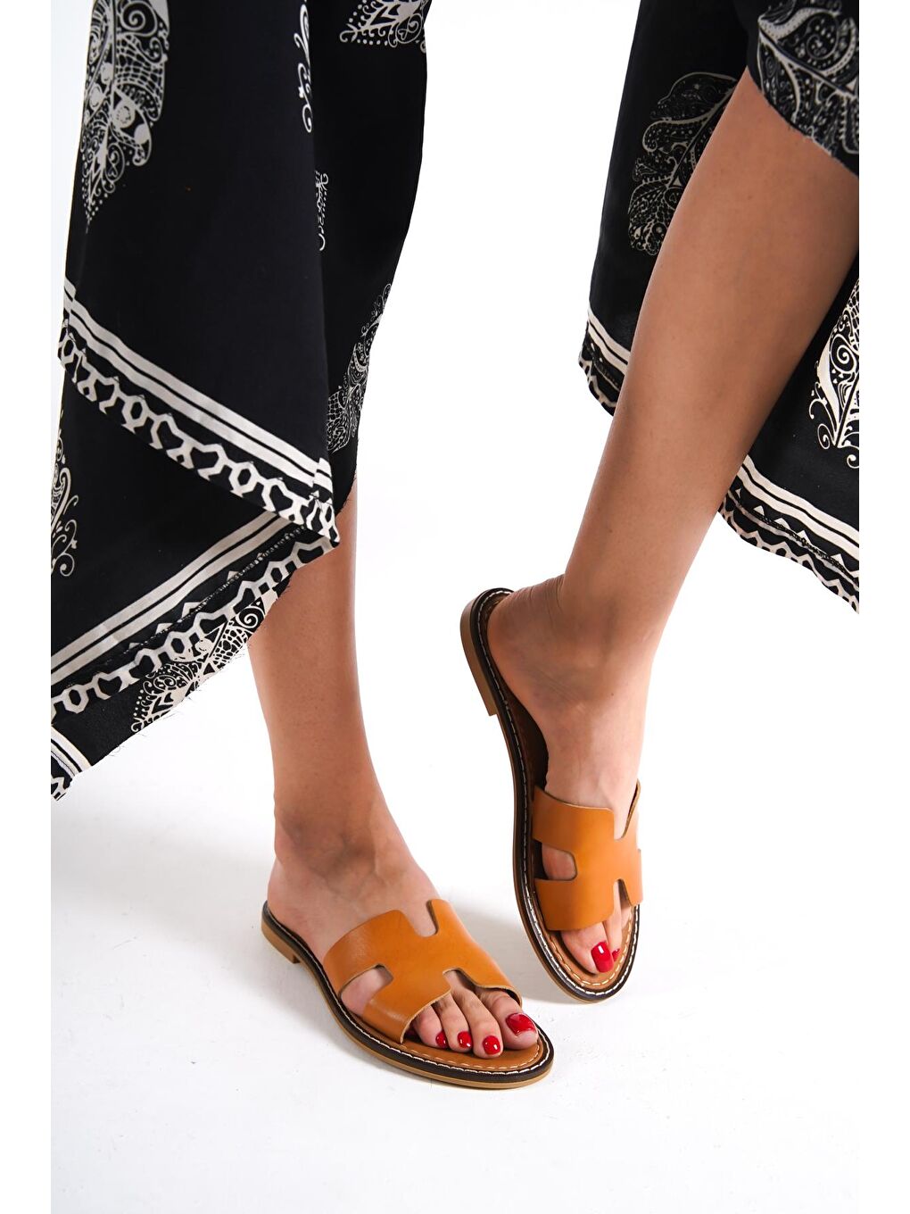 Kahverengi H Bantlı Kadın Deri Terlik