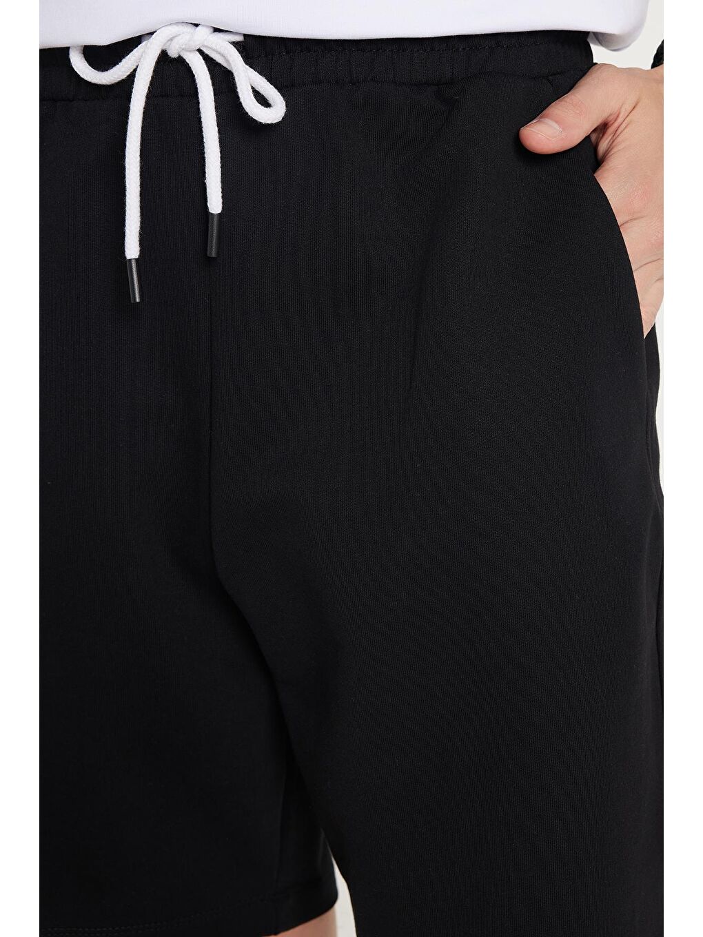 Erkek Relax Fit Rahat Kesim %100 Pamuk Beli Bağcıklı Siyah Şort-1