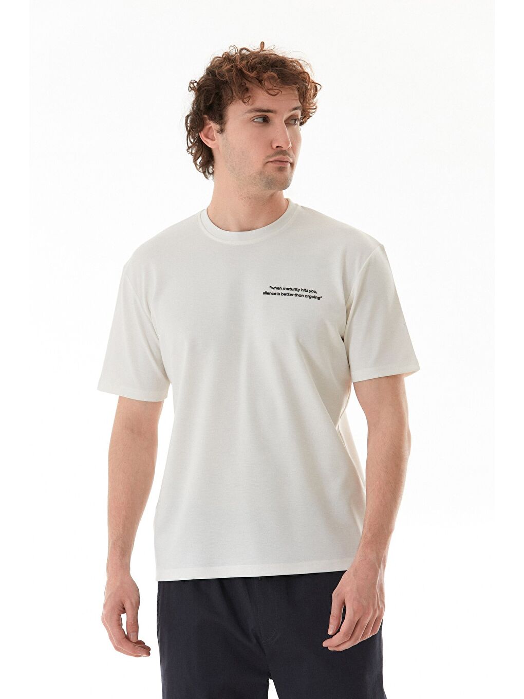 Ekru Yazı Kabartma Baskılı Bisiklet Yaka Tişört