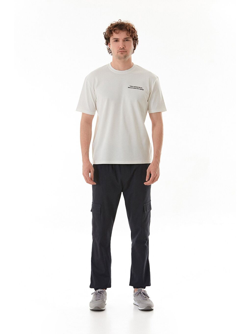 Ekru Yazı Kabartma Baskılı Bisiklet Yaka Tişört-1