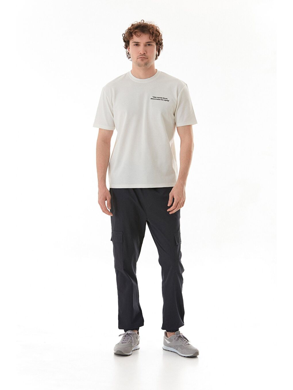 Ekru Yazı Kabartma Baskılı Bisiklet Yaka Tişört-3