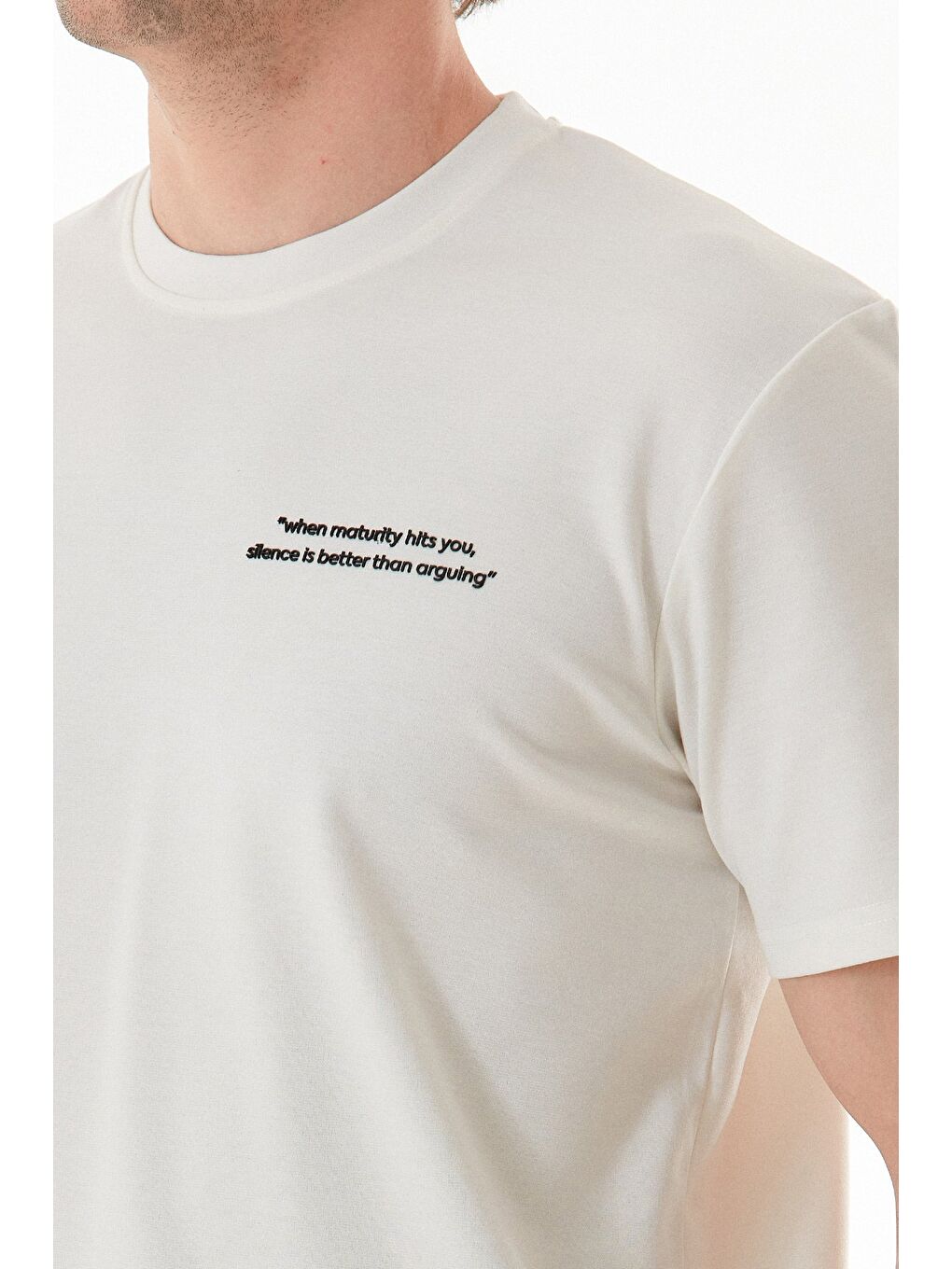 Ekru Yazı Kabartma Baskılı Bisiklet Yaka Tişört-4