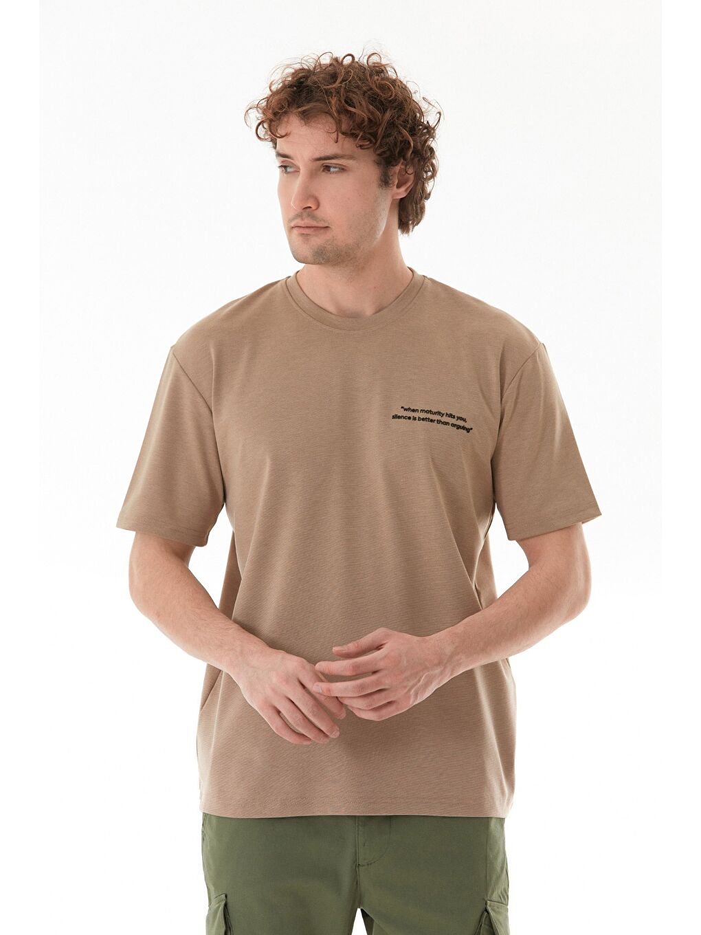 Kahverengi Yazı Kabartma Baskılı Bisiklet Yaka Tişört