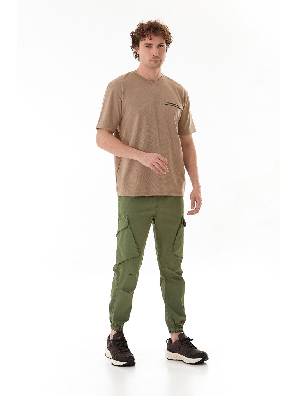 Kahverengi Yazı Kabartma Baskılı Bisiklet Yaka Tişört-1