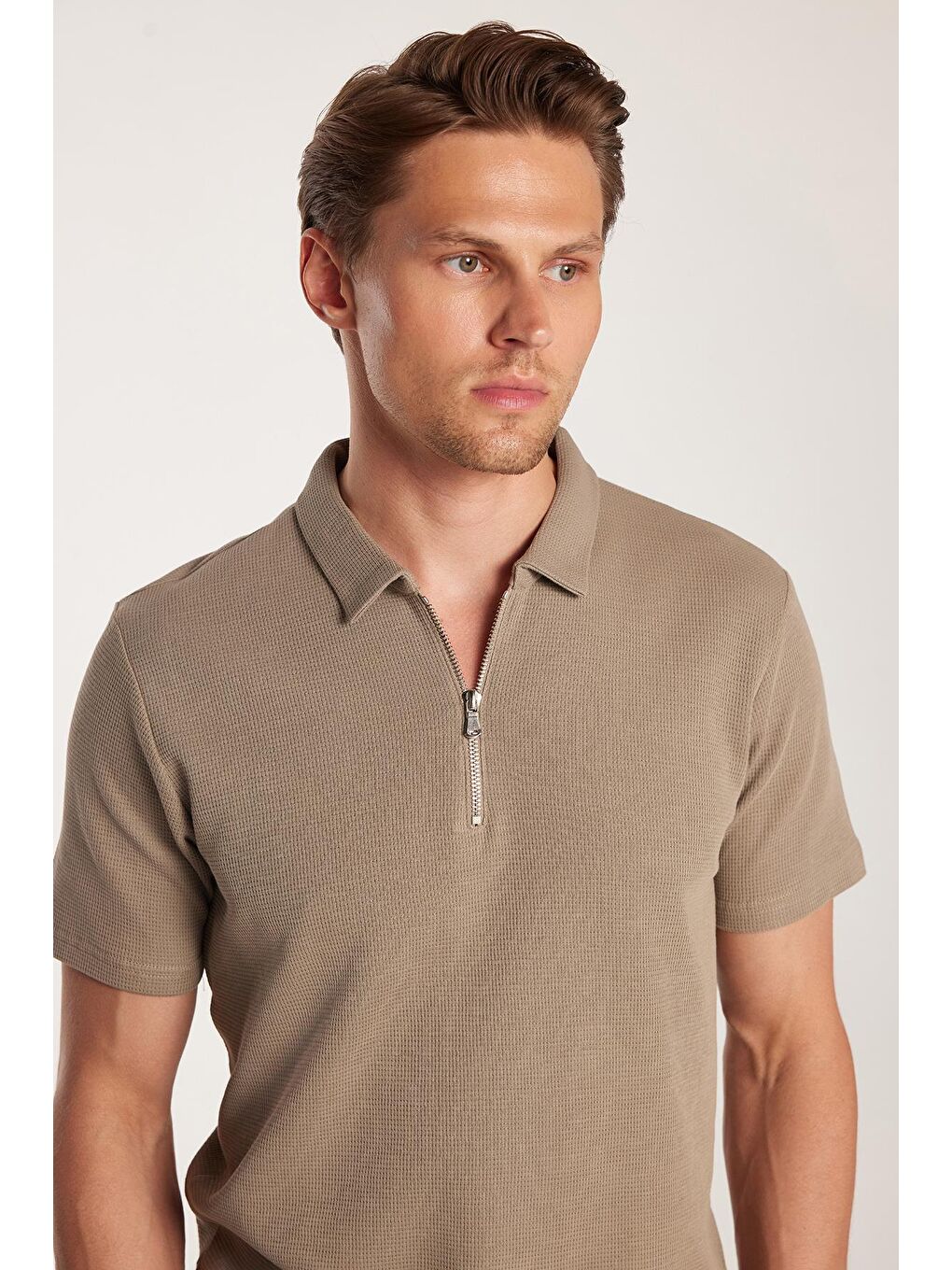 Erkek Slim Fit Dar Kesim %100 Pamuk Fermuarlı Kahverengi Polo Yaka Tişört-1