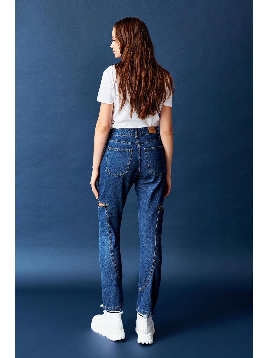 Kadın Koyu Mavi Renk Fermuar Detaylı Mom Fit Denim Pantolon-2