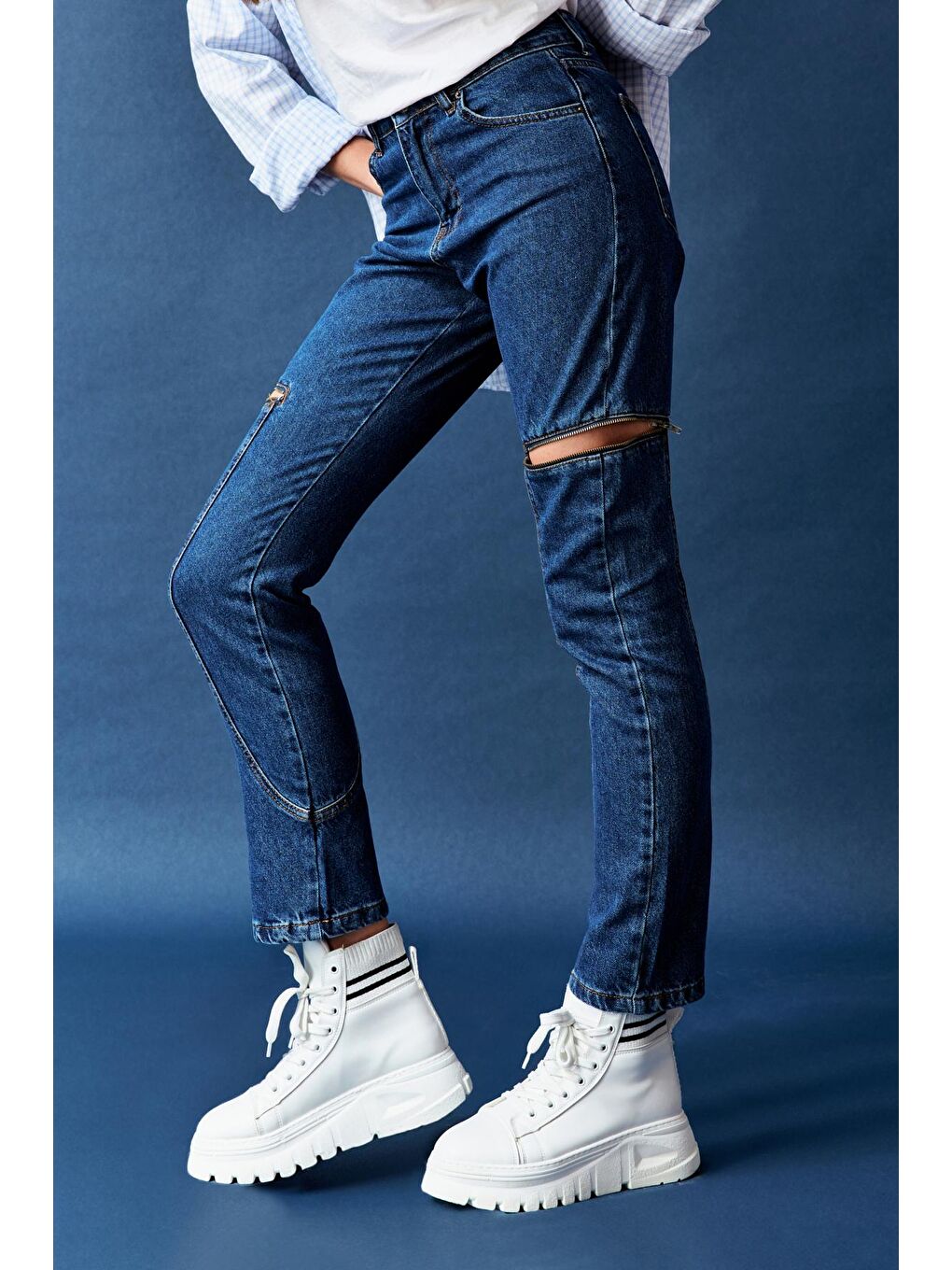 Kadın Koyu Mavi Renk Fermuar Detaylı Mom Fit Denim Pantolon-3