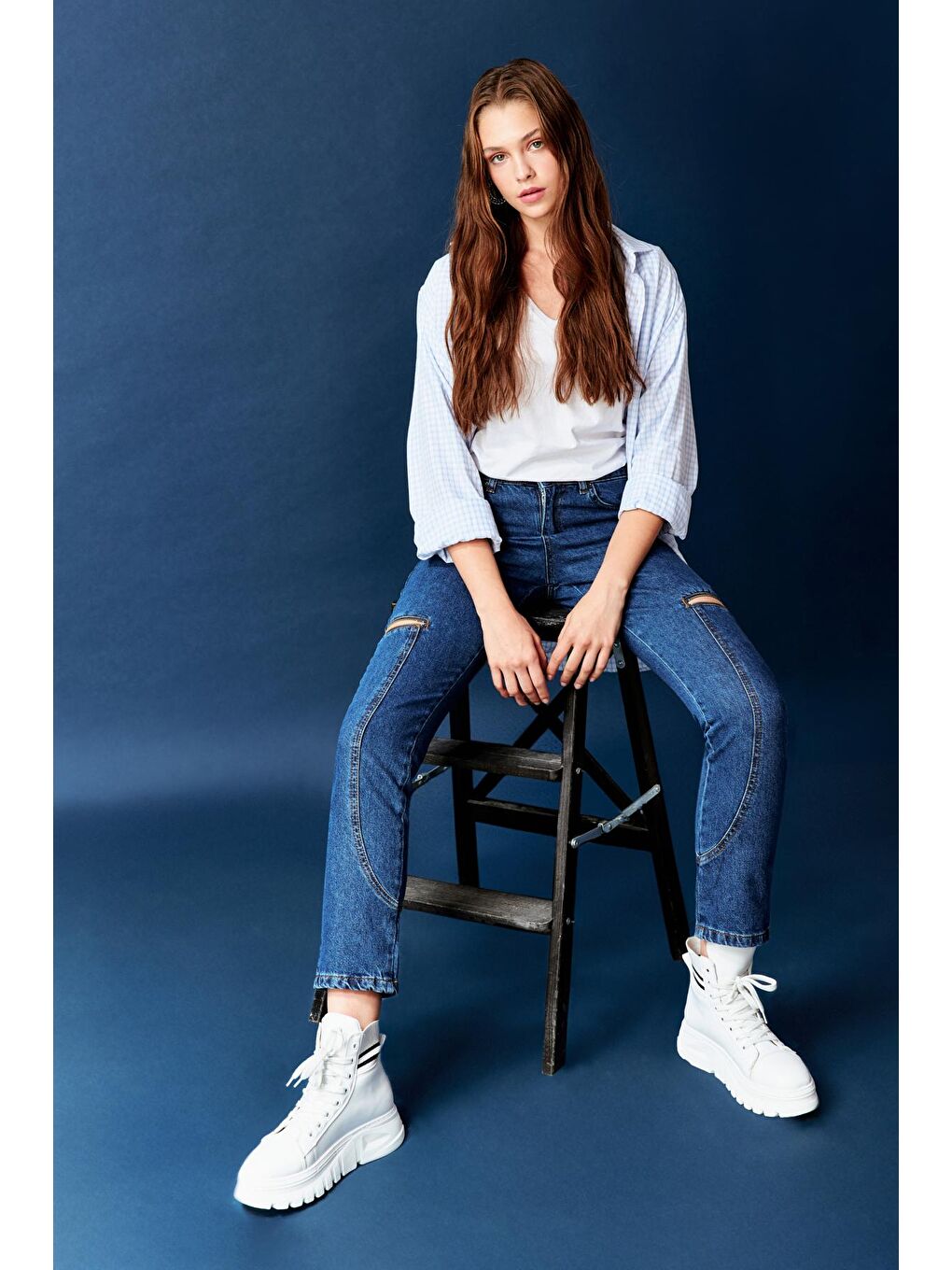 Kadın Koyu Mavi Renk Fermuar Detaylı Mom Fit Denim Pantolon-4