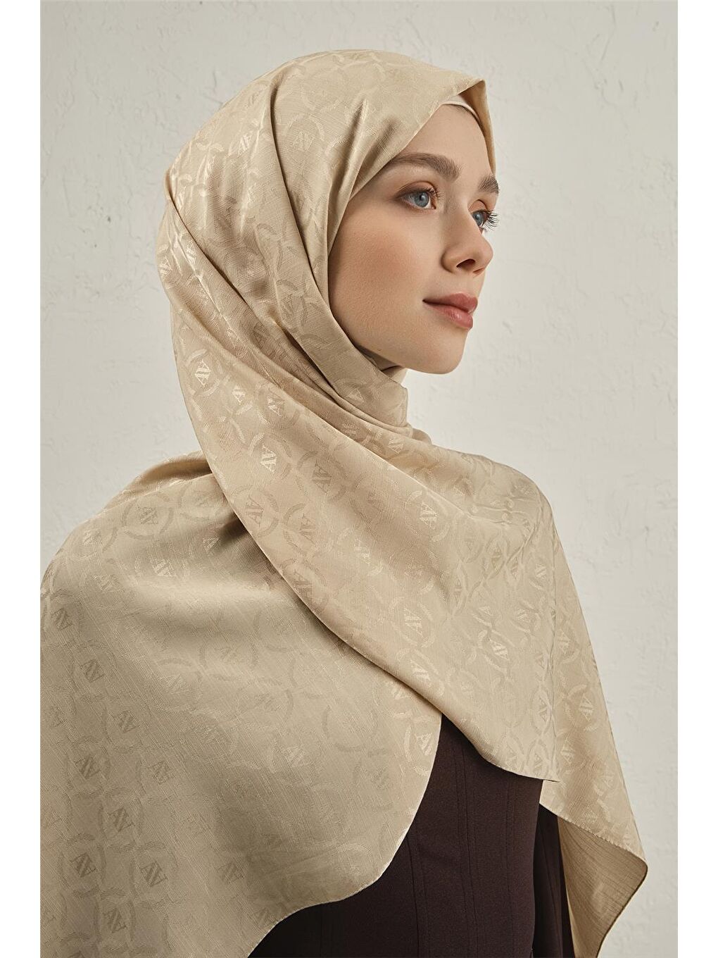 Bej Pamuk Floş Monogram Zincir Şal 1 63-3