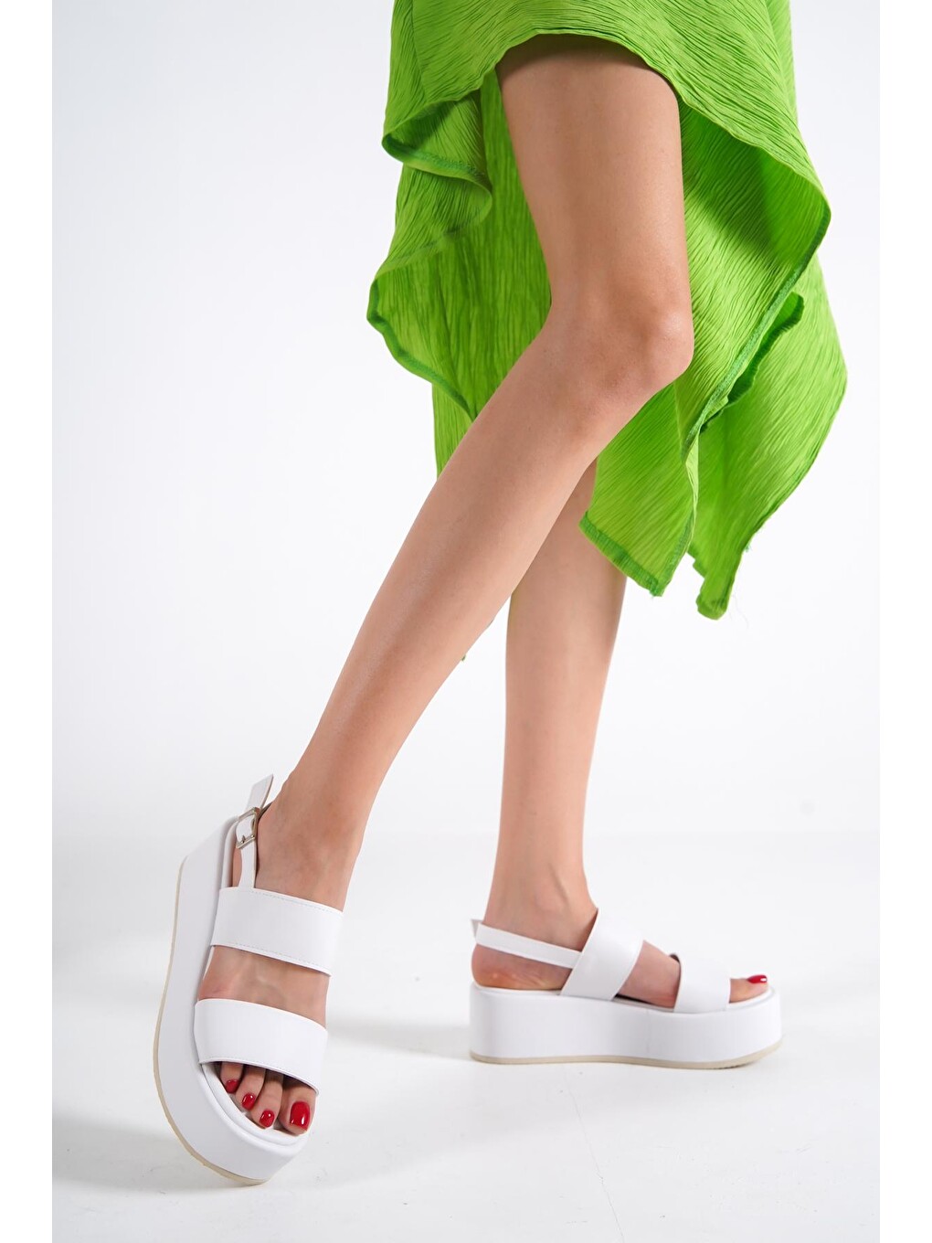 Beyaz Kalın Çift Bantlı Dolgu Topuklu Kadın Flatform Sandalet