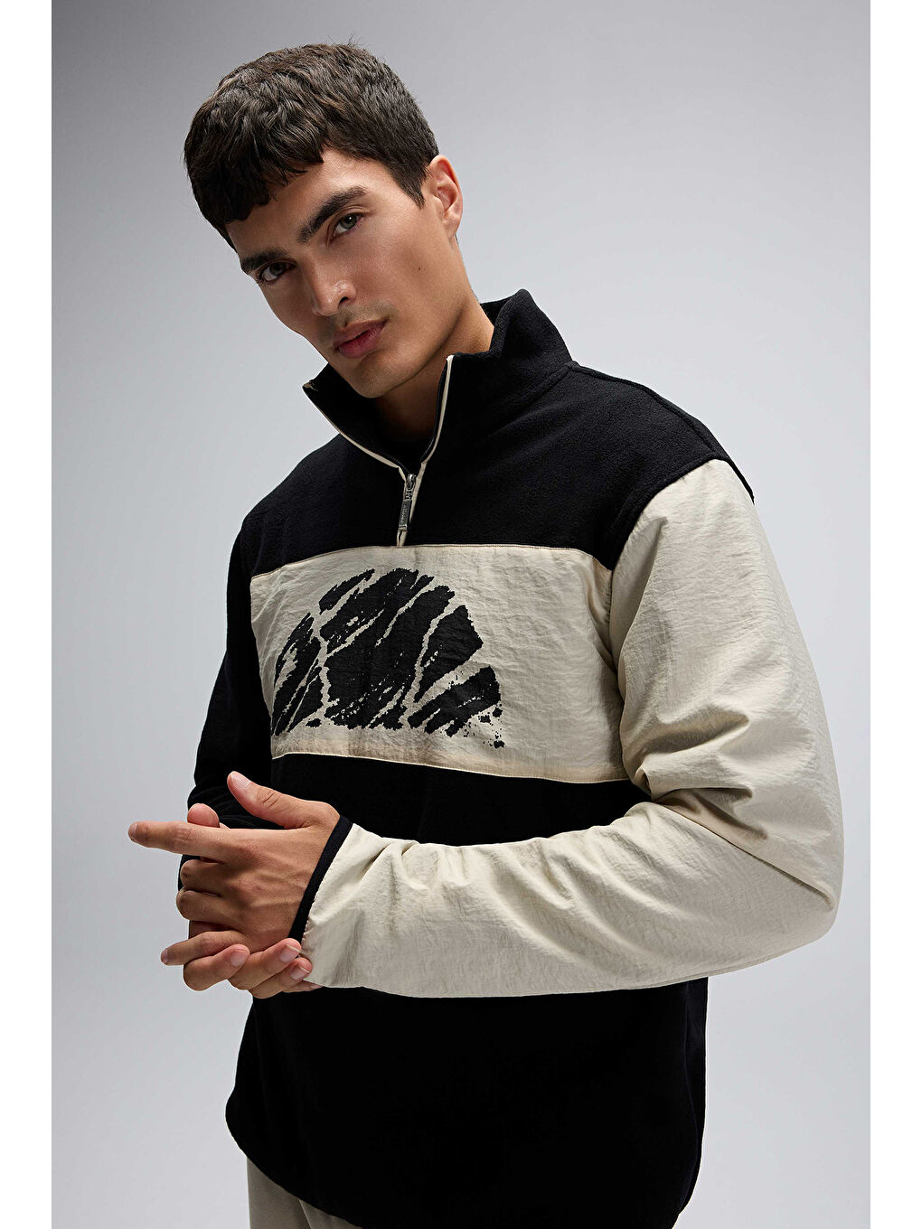 Siyah Logolu Renk Bloklu Regular Fit Yarım Fermuarlı Dik Yaka Sweat EM519-BK