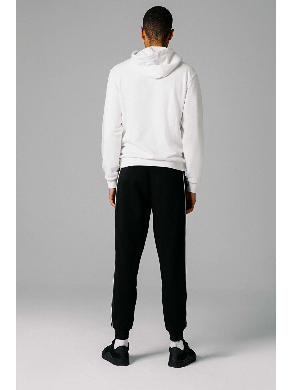 Beyaz Pamuk Karışımlı Regular Fit Kapüşonlu Kanguru Cepli Logolu Sweat EM253-OF-4