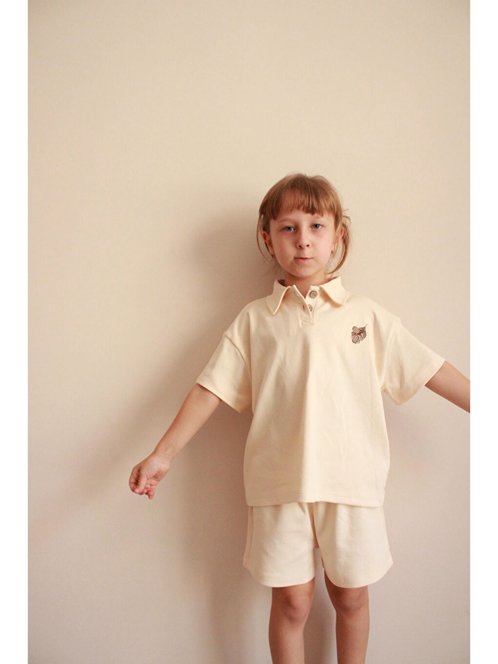 Ekru Koza Nakışlı Polo Yaka Şortlu Takım