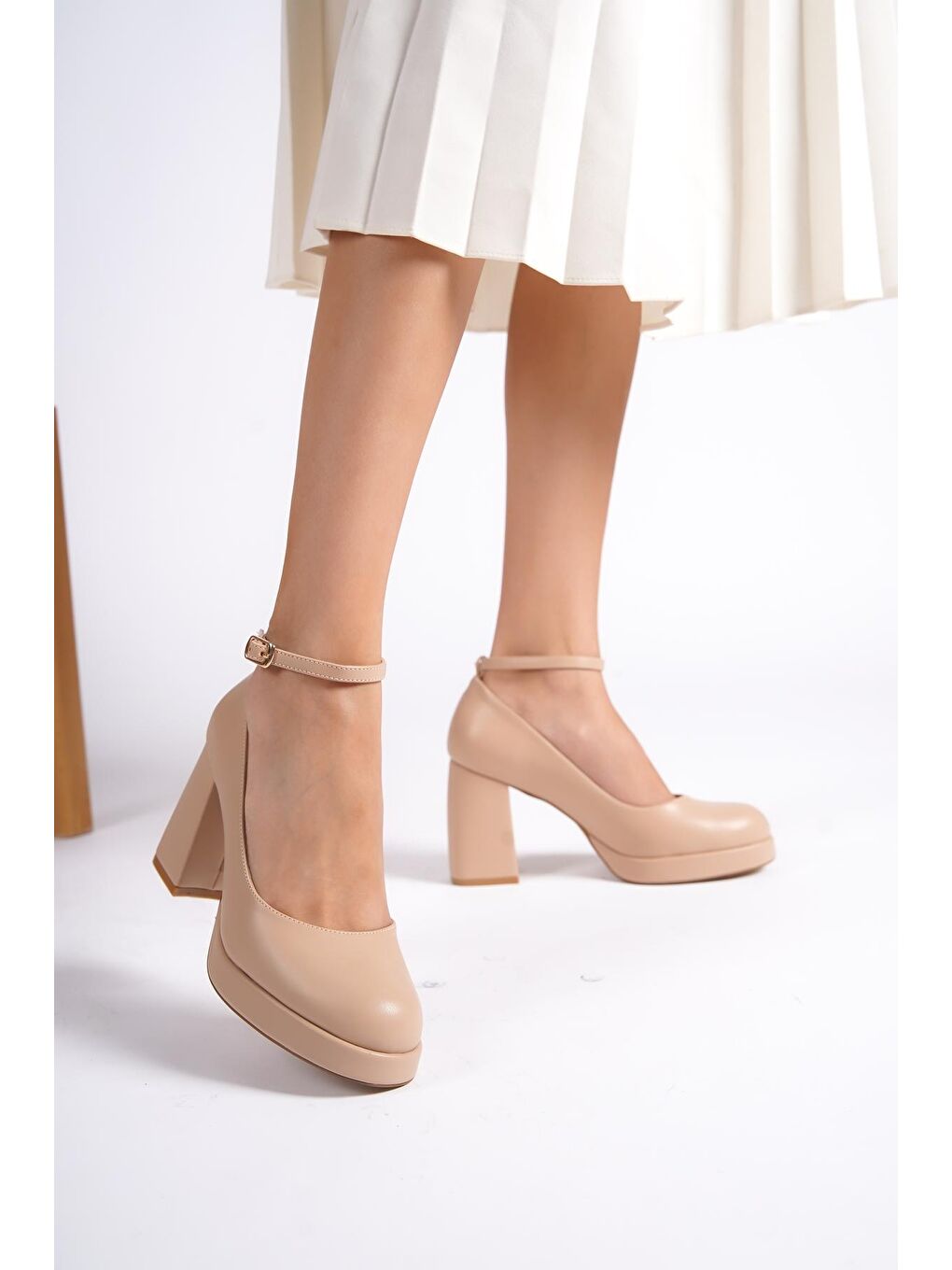 Bej Yuvarlak Burunlu Bilekten Bantlı Platform Kadın Topuklu Ayakkabı