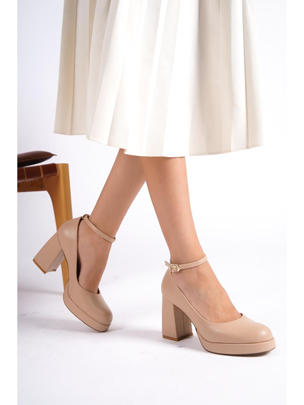 Bej Yuvarlak Burunlu Bilekten Bantlı Platform Kadın Topuklu Ayakkabı-4