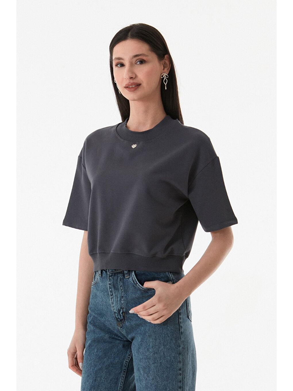 Gri Kalp Detaylı Ribanalı Dik Yaka Tişört