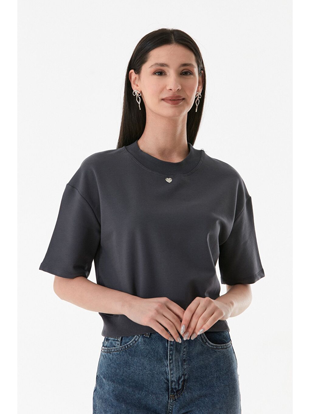 Gri Kalp Detaylı Ribanalı Dik Yaka Tişört-2