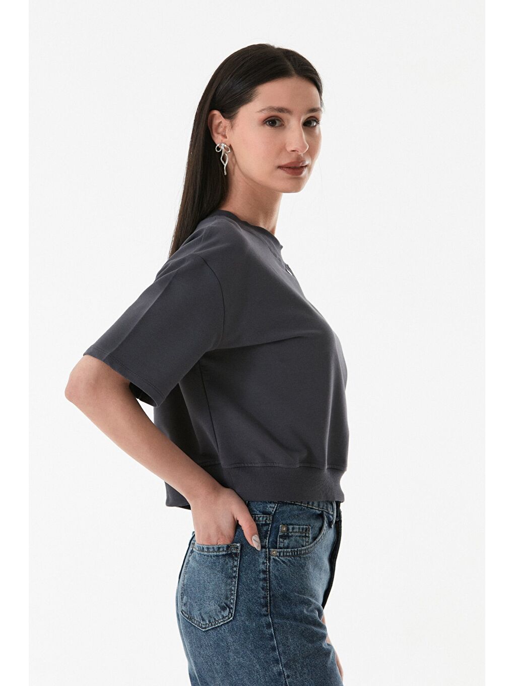 Gri Kalp Detaylı Ribanalı Dik Yaka Tişört-4