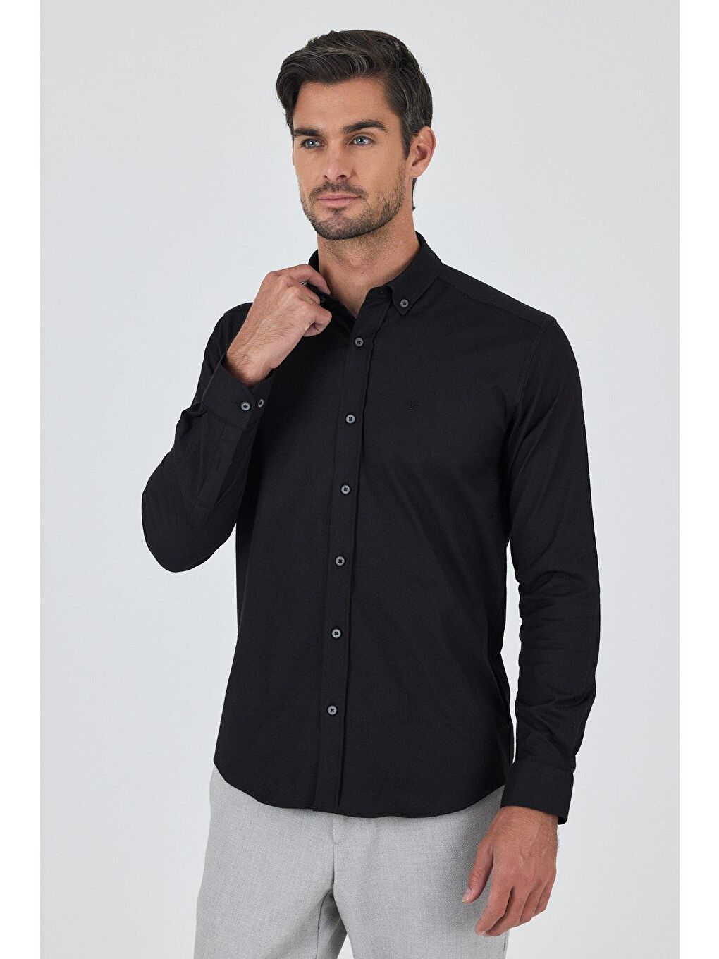 Siyah Uzun Kol Düz Bez Ayağı Düğmeli Yaka Cepsiz Pamuklu Casual Slim Fit Gömlek 1004250212-2