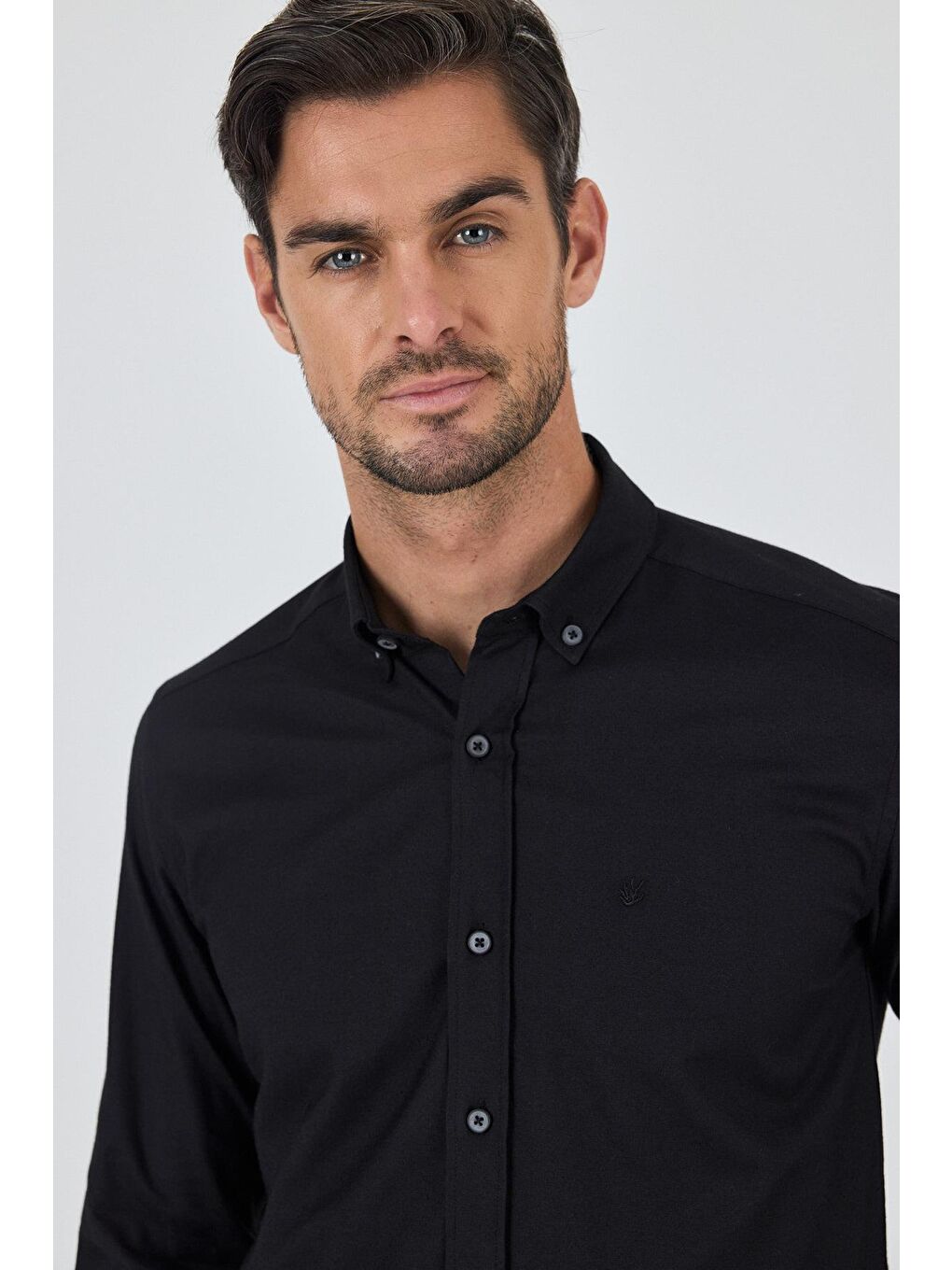 Siyah Uzun Kol Düz Bez Ayağı Düğmeli Yaka Cepsiz Pamuklu Casual Slim Fit Gömlek 1004250212-3