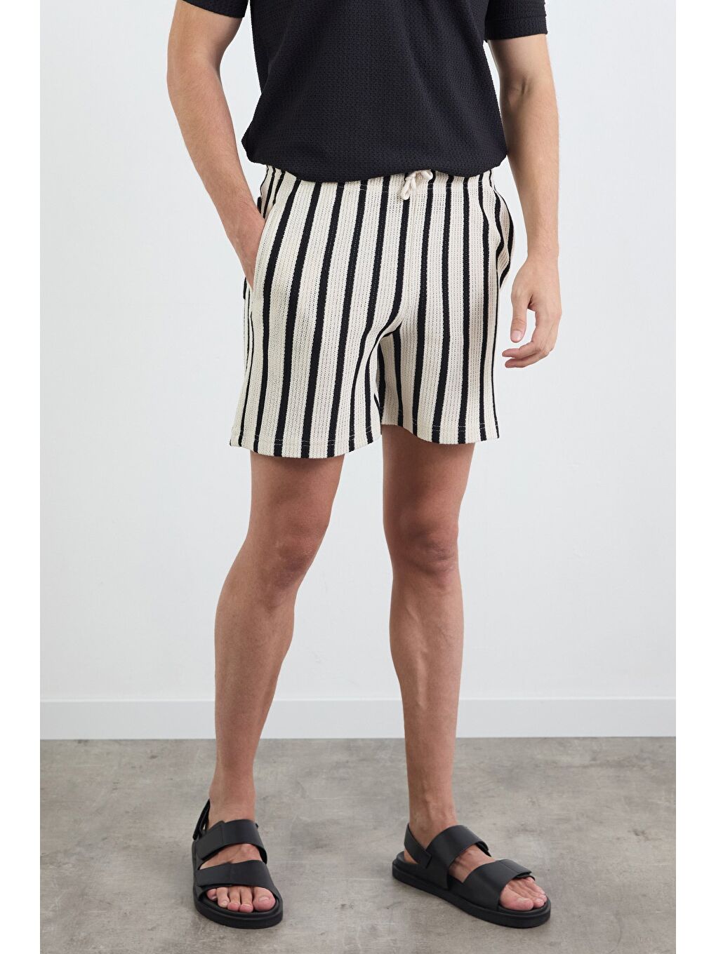 Siyah Çizgili Beli Bağlamalı Triko Şort-1