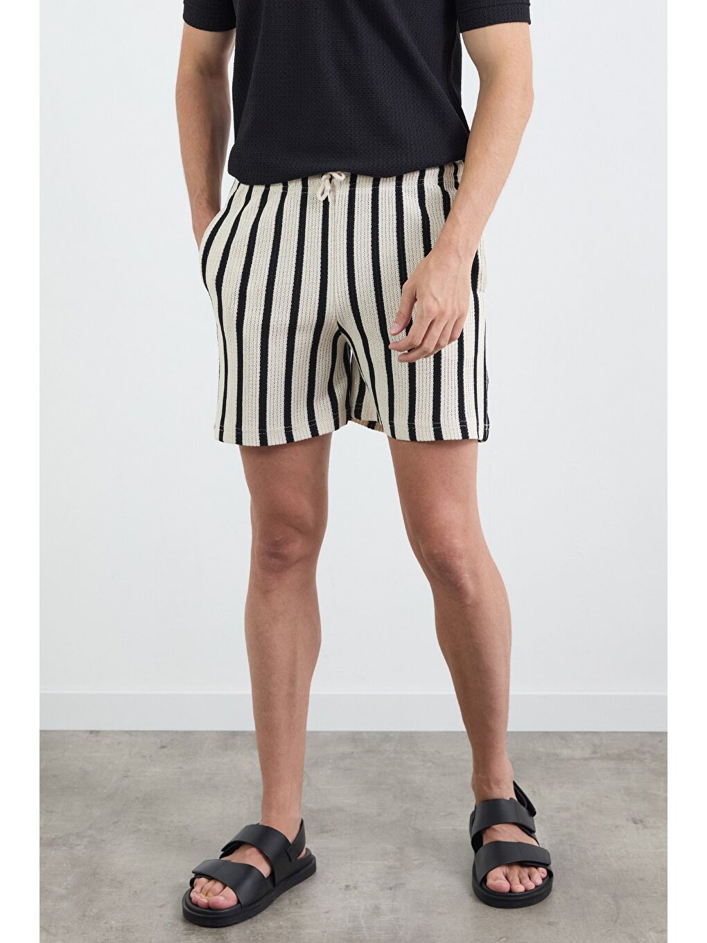 Siyah Çizgili Beli Bağlamalı Triko Şort-2