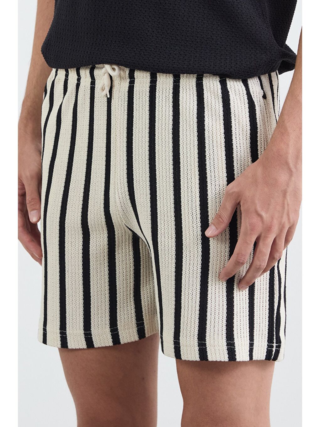Siyah Çizgili Beli Bağlamalı Triko Şort-4