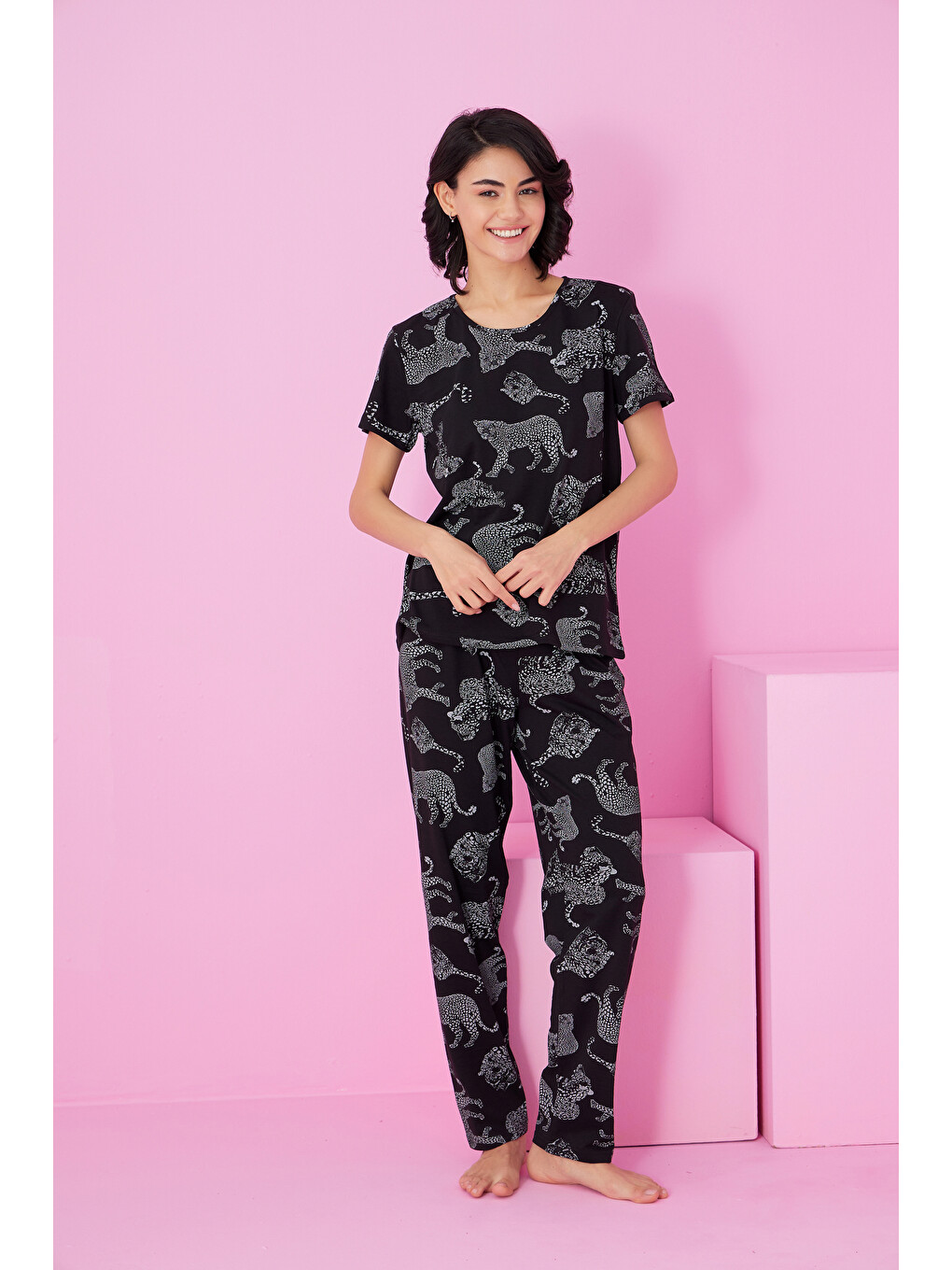 Siyah Beyaz Leopar Kaplan Baskılı Bisiklet Yaka Örme Pijama Takım-1