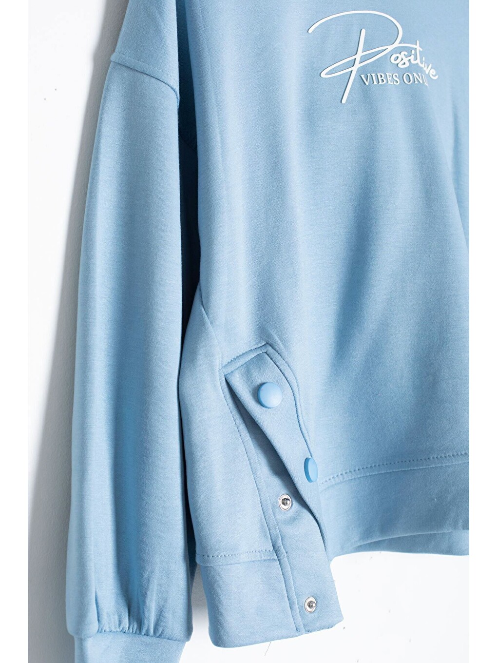 Mavi Kız Çocuk Çıtçıt Detaylı Kabartmalı Sweatshirt Geniş Paça 2li Eşofman Takımı 24763-4