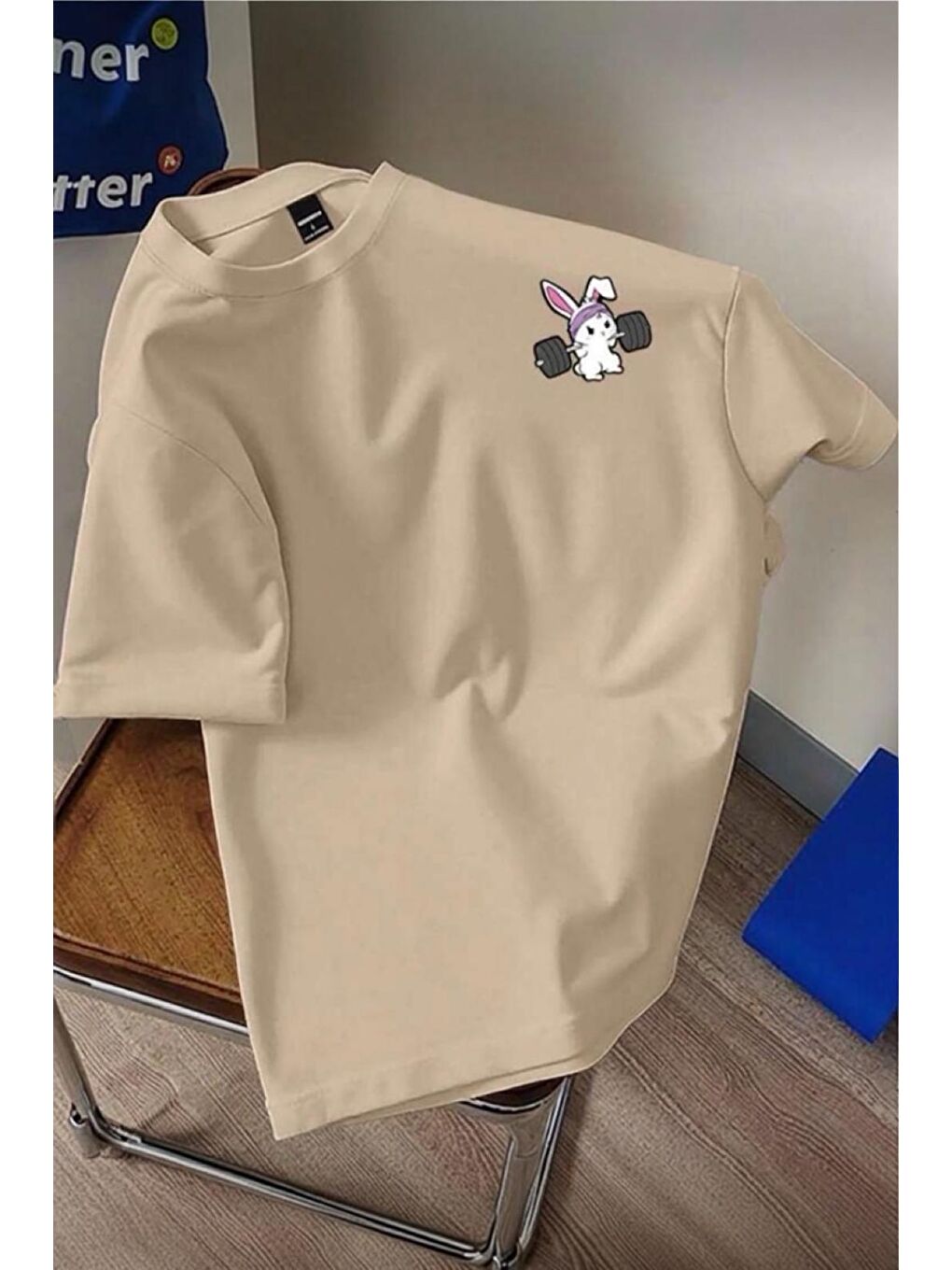 Bej Gym Bunny - Halter Kaldıran Tavşan Baskılı Unisex Oversize Pamuklu Tişört-2