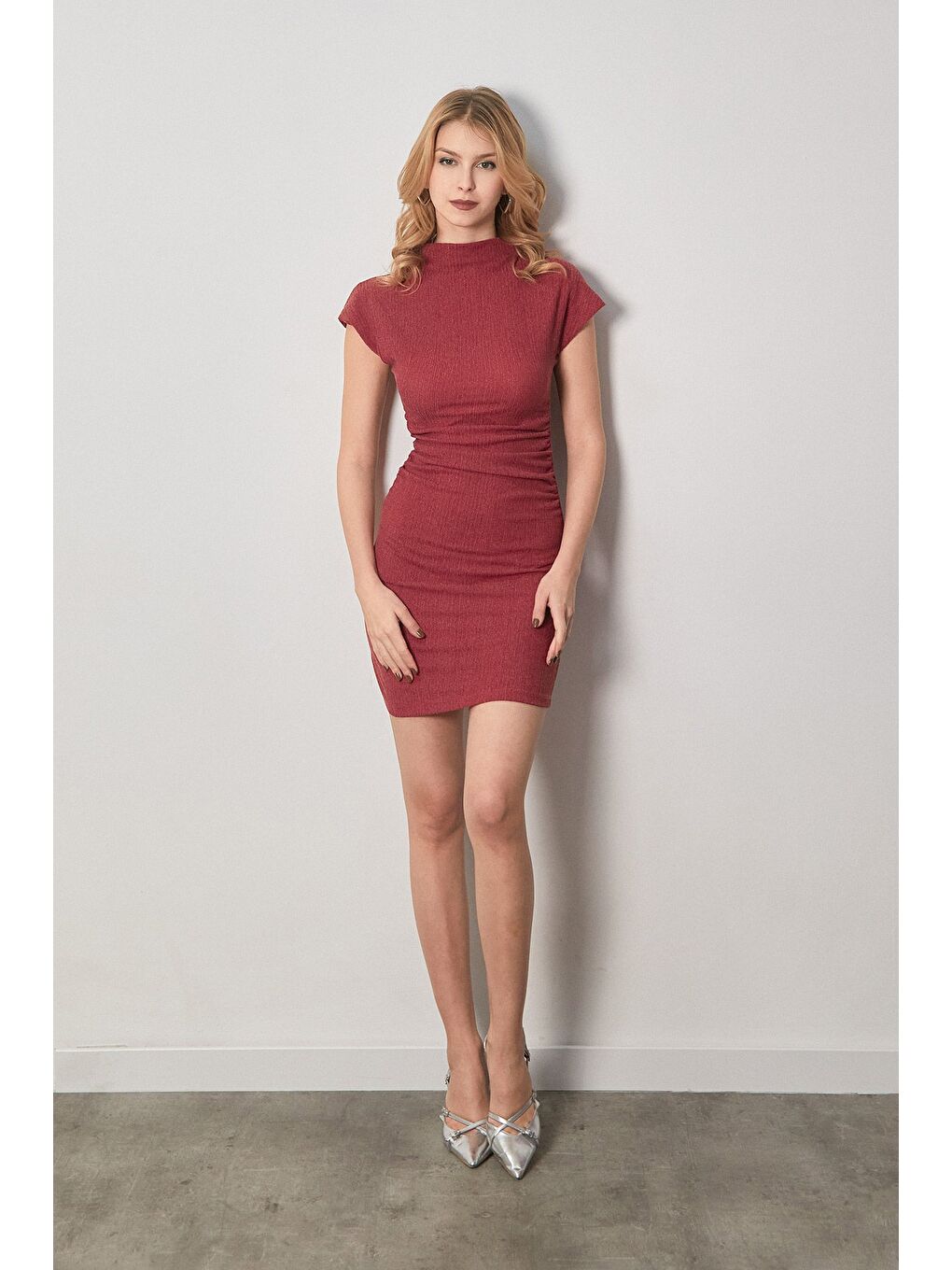 Bordo Bürümcük Kumaş Drapeli Dik Yaka Elbise