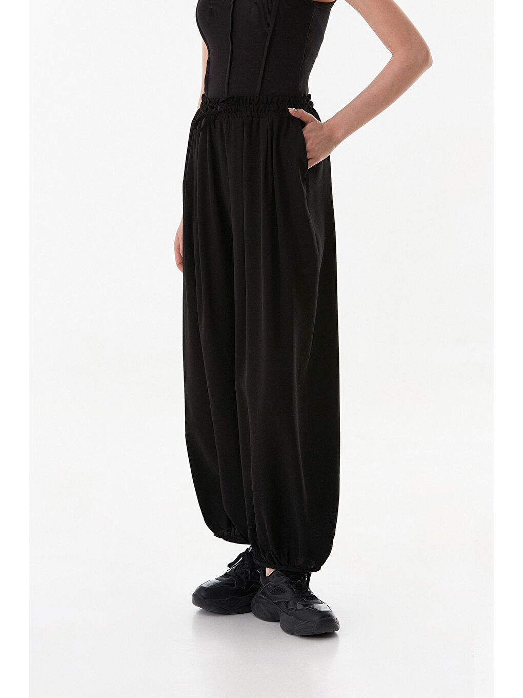 Siyah Beli Ve Paçası Lastikli Şalvar Pantolon-1