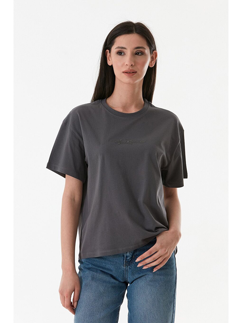 Antrasit Kalp Nakışlı Bisiklet Yaka Tişört