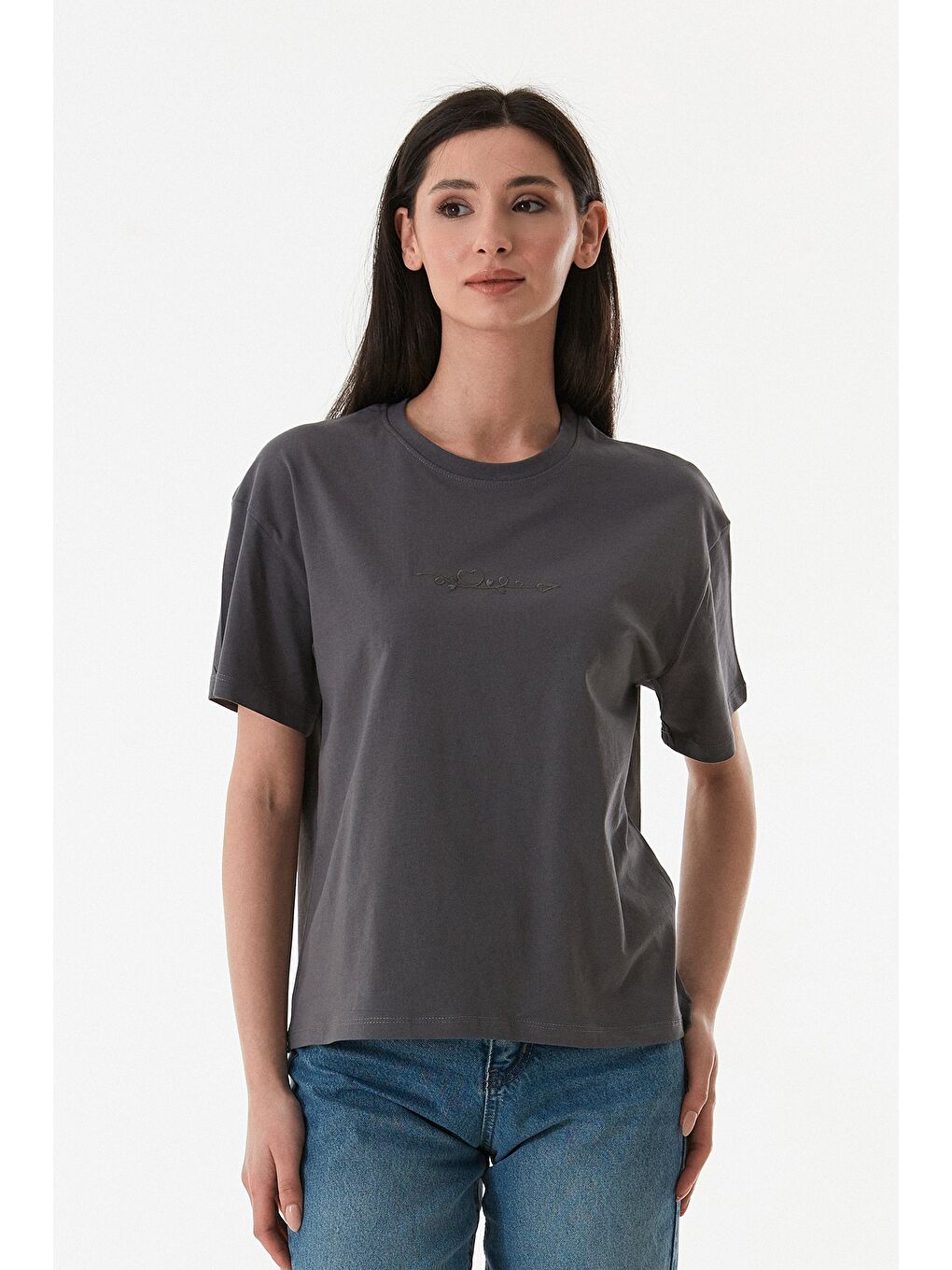 Antrasit Kalp Nakışlı Bisiklet Yaka Tişört-2