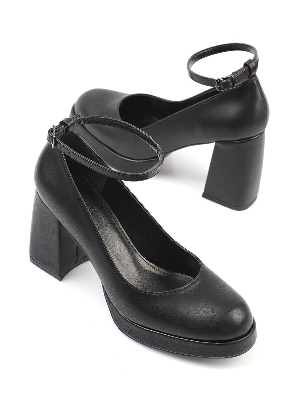 Siyah Yuvarlak Burunlu Bilekten Bantlı Platform Kadın  Topuklu Ayakkabı