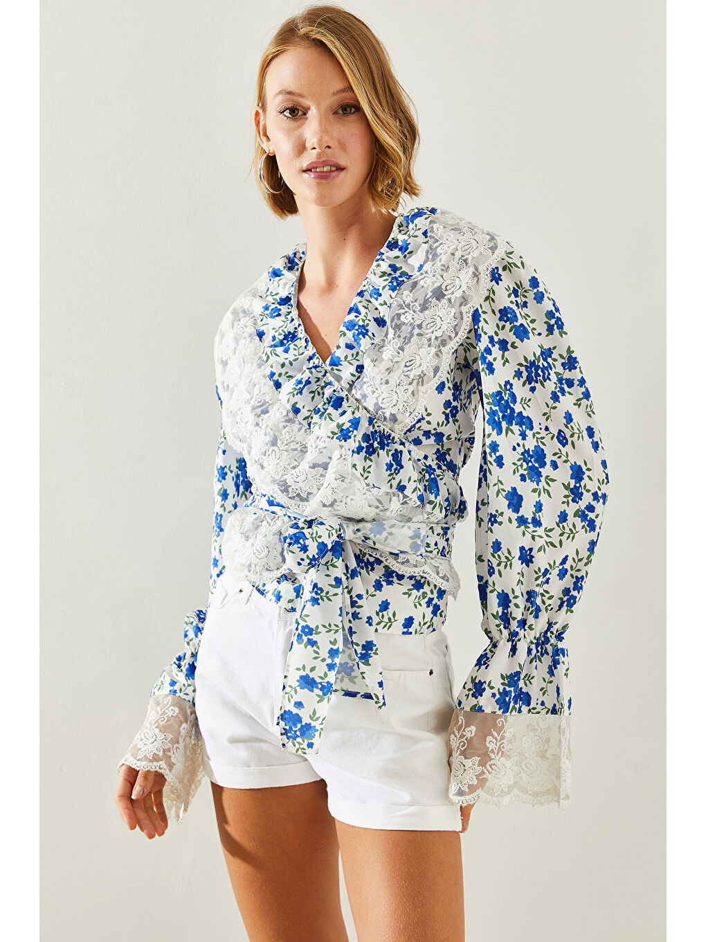 Beyaz Kadın Fisto Detaylı Bağlamalı Çiçek Desenli Bluz-1