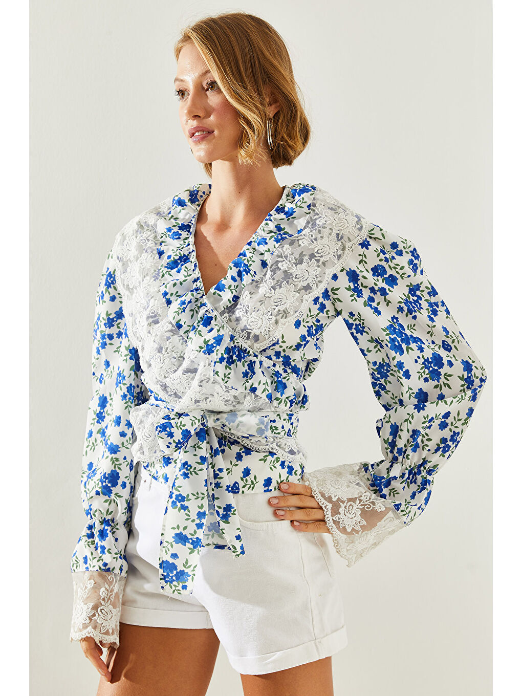 Beyaz Kadın Fisto Detaylı Bağlamalı Çiçek Desenli Bluz-2