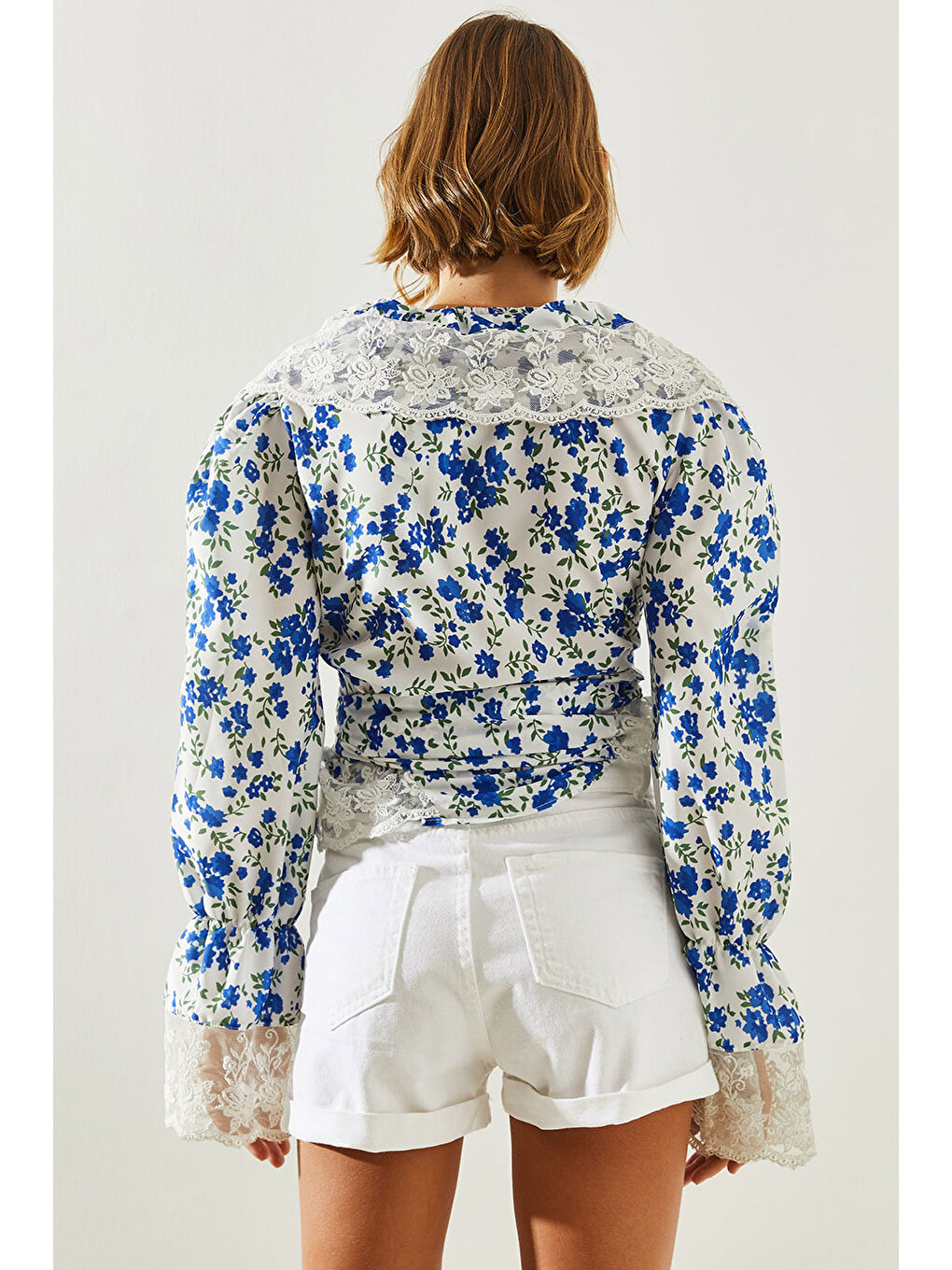 Beyaz Kadın Fisto Detaylı Bağlamalı Çiçek Desenli Bluz-3