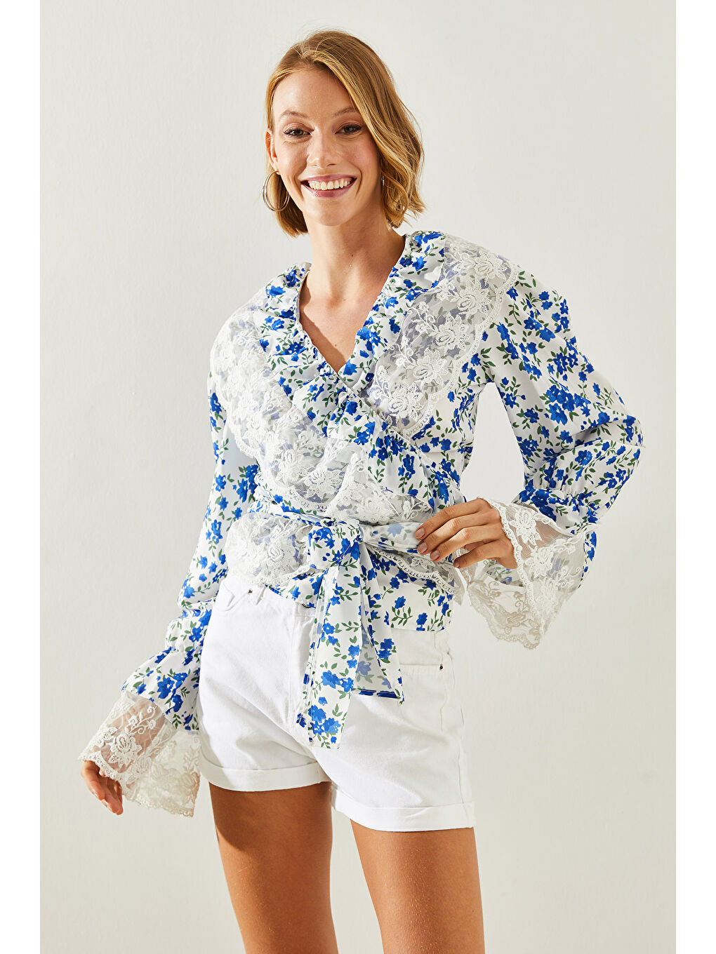 Beyaz Kadın Fisto Detaylı Bağlamalı Çiçek Desenli Bluz-4