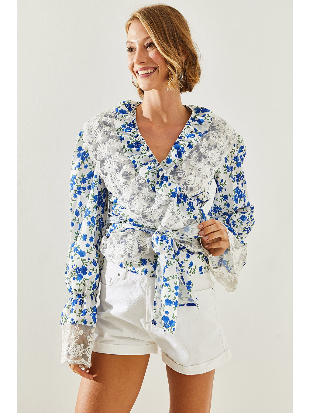 Beyaz Kadın Fisto Detaylı Bağlamalı Çiçek Desenli Bluz-5