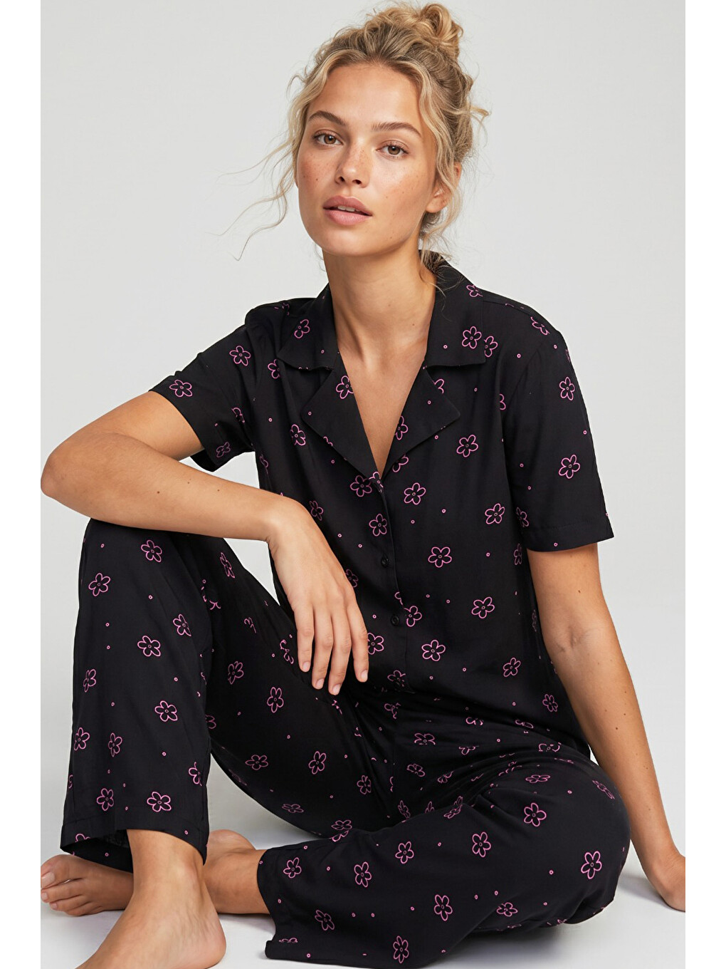 Siyah Pembe Çiçek Baskılı Gömlek Yaka Düğmeli Örme Pijama Takım