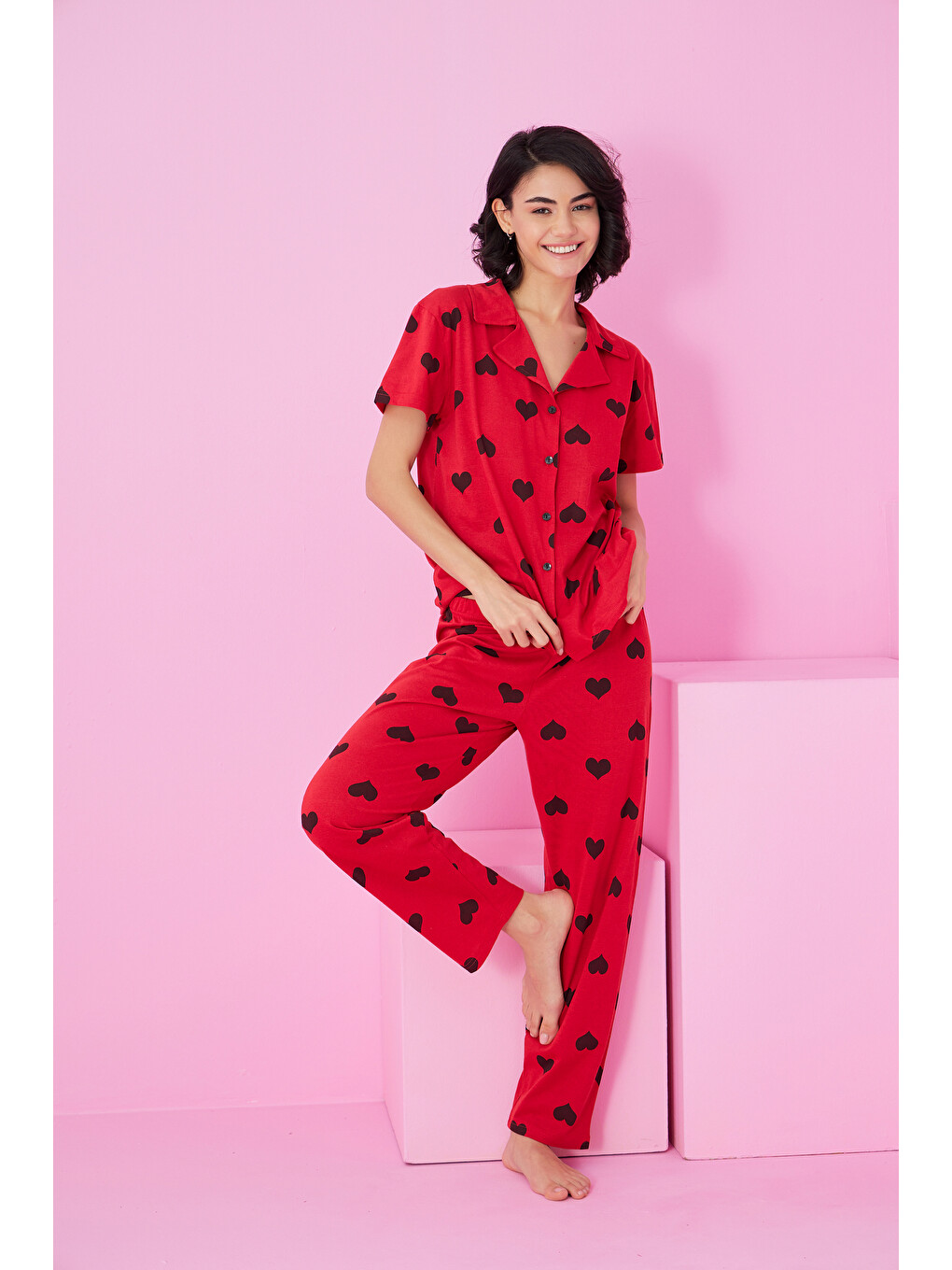 Kırmızı Siyah Kalp Baskılı Gömlek Yaka Düğmeli Örme Pijama Takım-1