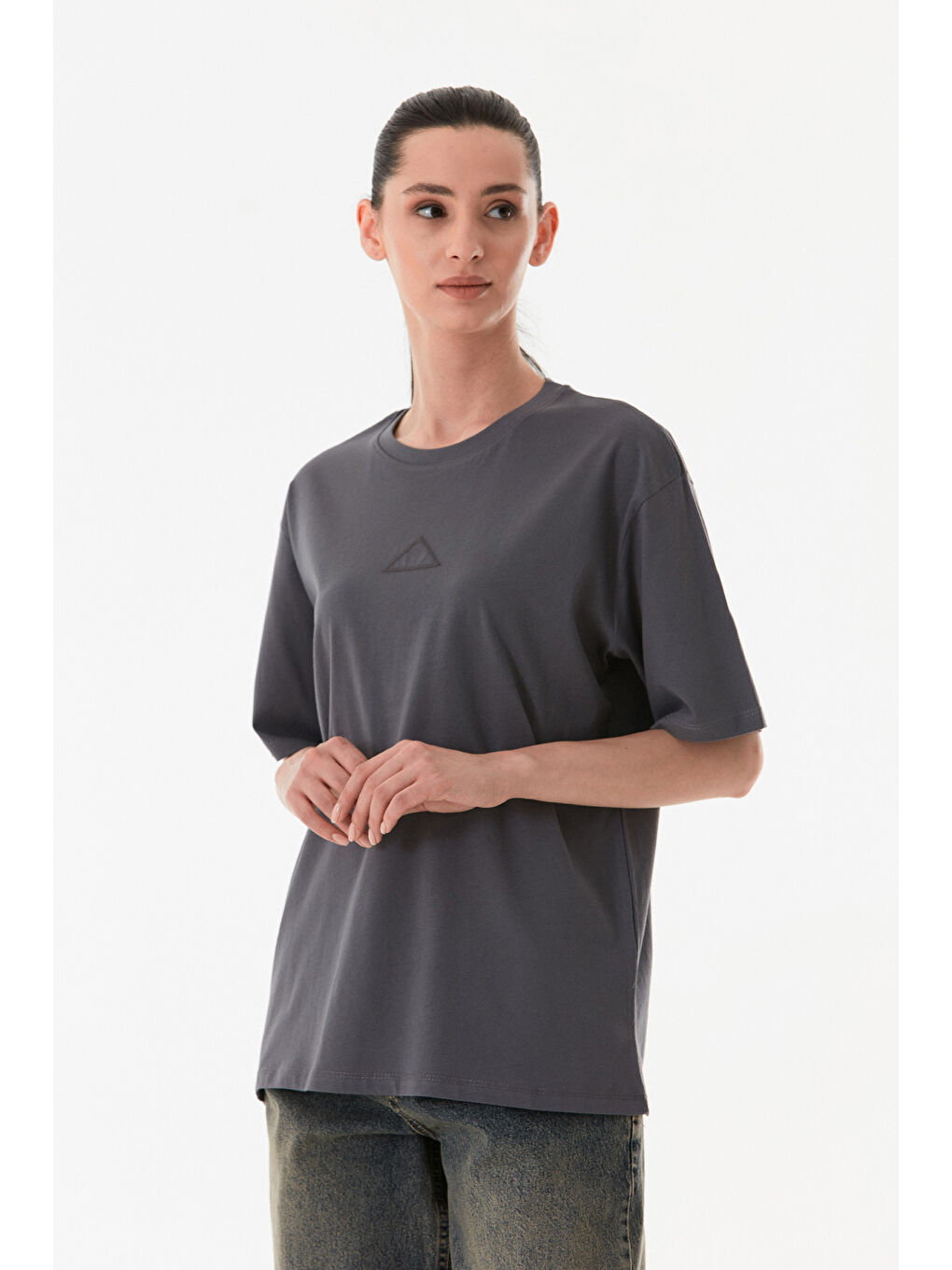 Antrasit Üçgen Nakışlı Bisiklet Yaka Oversize Tişört-1